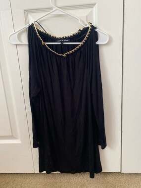 Cable & Gauge Black Cold Shoulder Blouse with Gold Chain Neckline Size Medium